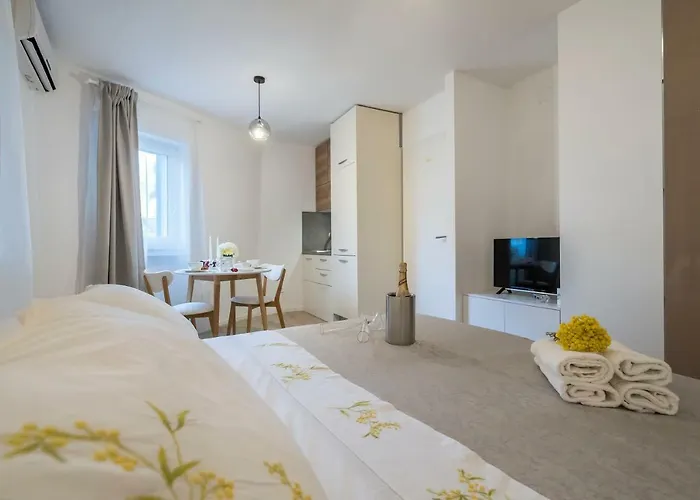 Petar In Old Part Of Town * ספליט