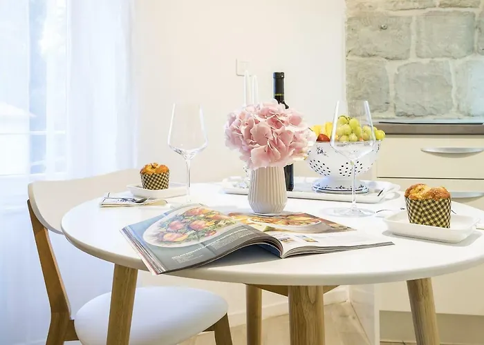 Petar In Old Part Of Town דירה