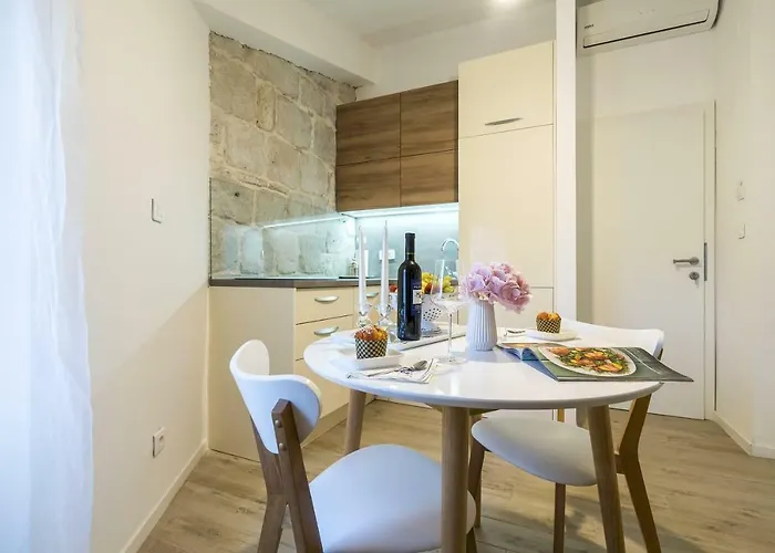 Petar In Old Part Of Town ספליט