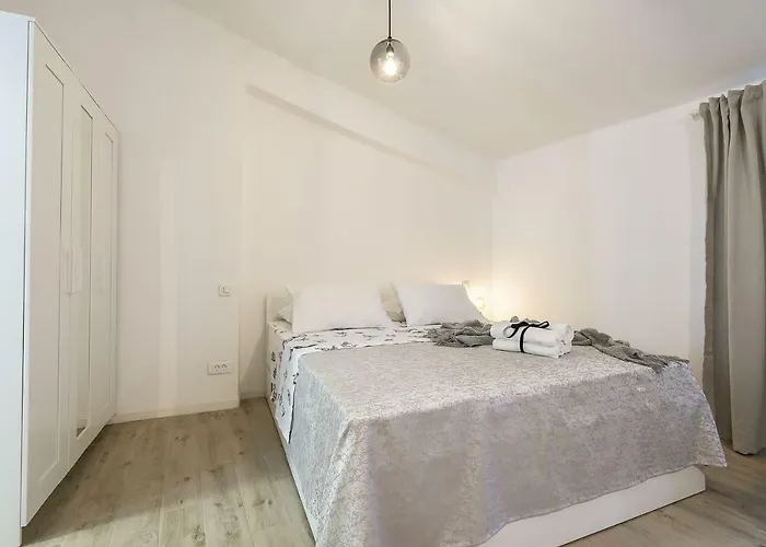 Petar In Old Part Of Town ספליט